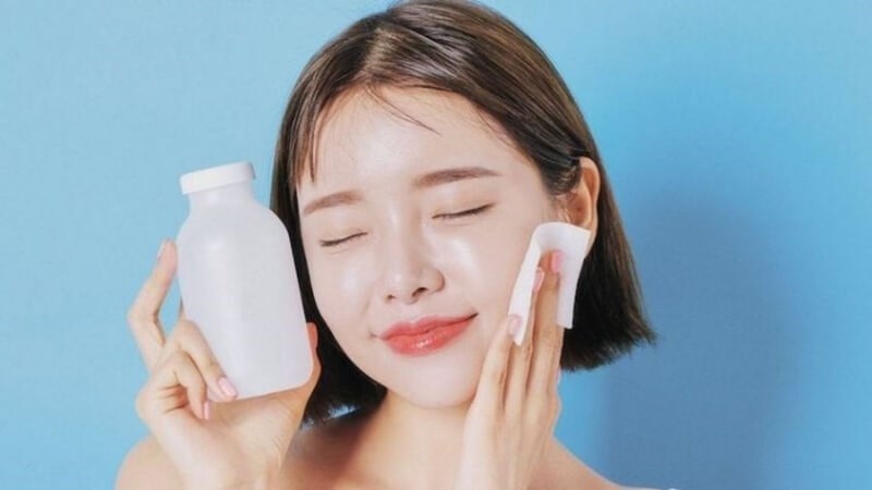 Bạn nên kết hợp nước tẩy trang và sữa rửa mặt để tăng khả năng làm sạch