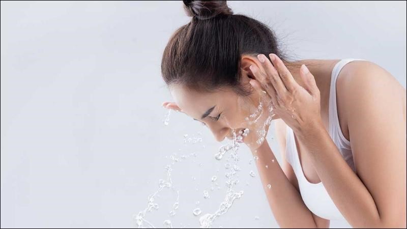 Bạn nên rửa mặt sau khi tẩy trang để loại bỏ hoàn toàn cặn bẩn giúp da sạch hơn