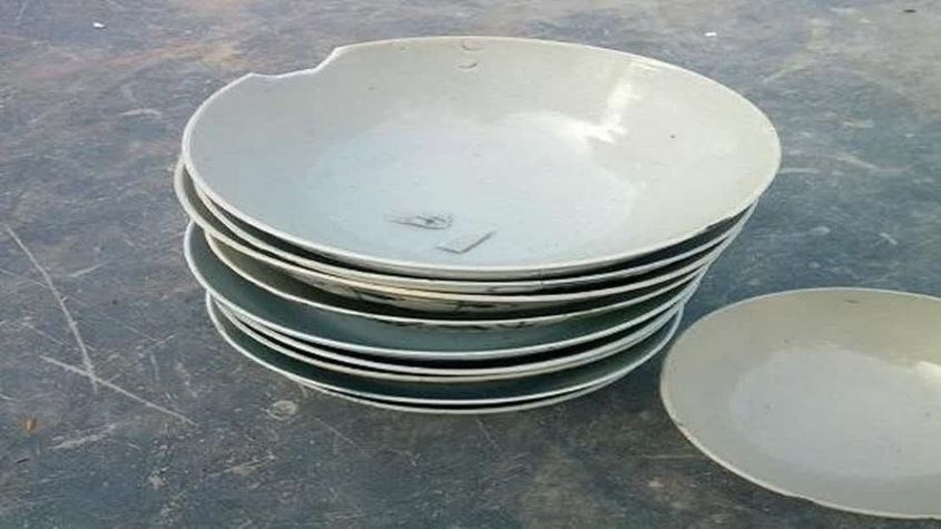 Không dùng nước tẩy để rửa các dụng cụ bị sứt mẻ Không dùng nước tẩy để rửa các dụng cụ bị sứt mẻ