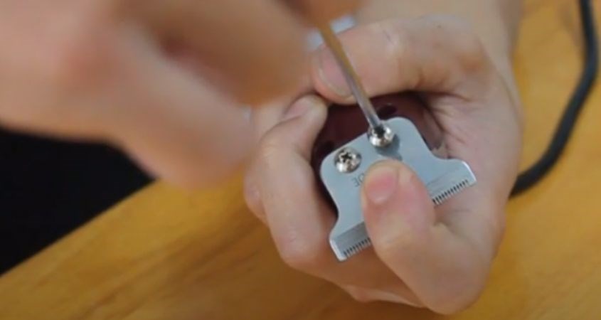 Bước 2: Tháo lỏng ốc vít