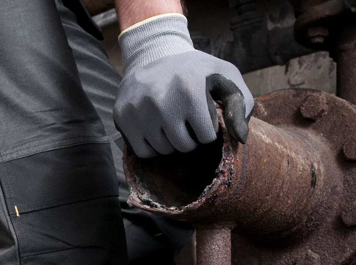 Công nhân xây dựng nên sử dụng găng tay bảo hộ để bảo vệ tay khỏi những tác động gây hại
