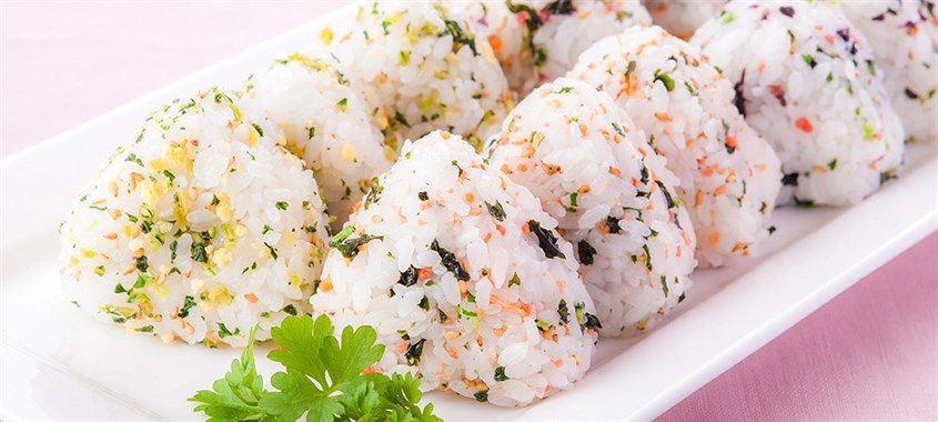 Dùng gia vị rắc cơm làm cơm nắm 