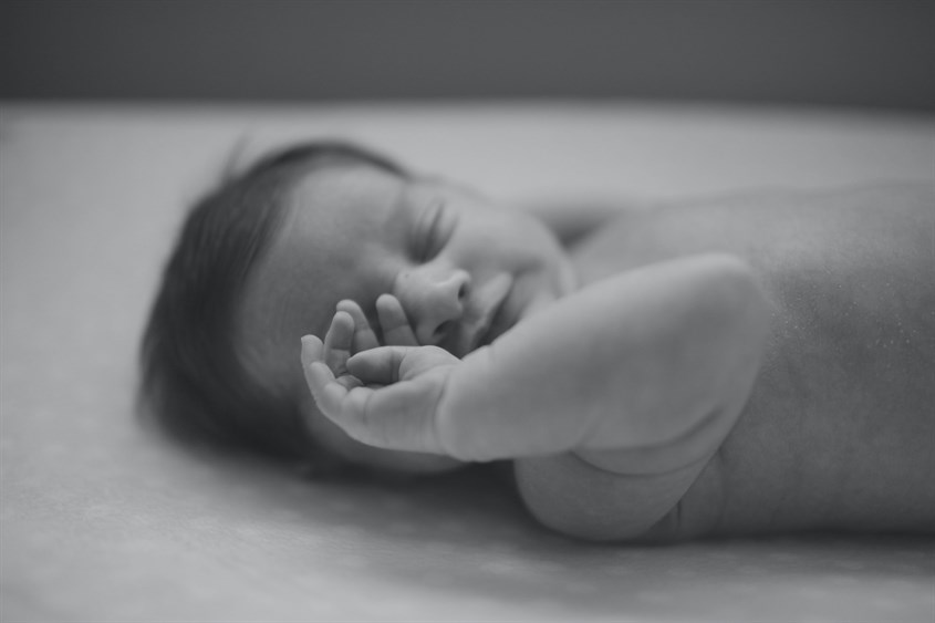 Ngủ động nhiều giúp trẻ dễ dàng báo động cho ba mẹ nếu thiếu năng lượng. Ảnh: unsplash Ngủ động nhiều giúp trẻ dễ dàng báo động cho ba mẹ nếu thiếu năng lượng. Ảnh: unsplash