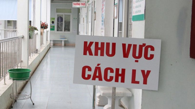 Khi mắc bệnh, bạn nên chủ động cách ly và hạn chế tiếp xúc với người thân và vật nuôi