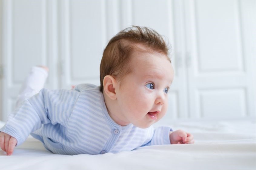 Trẻ ngóc đầu và biết lật thường rơi vào giai đoạn biếng ăn sinh lý Giai đoạn trẻ biếng ăn sinh lý