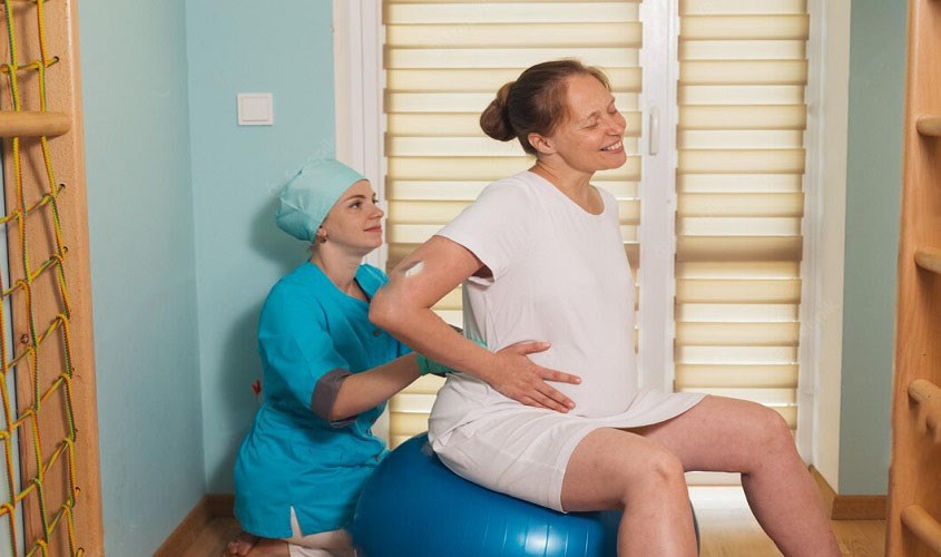 Nắn cơ và khớp xương có thể giúp giảm đau lưng cho bà bầu. Nguồn từ Freepik