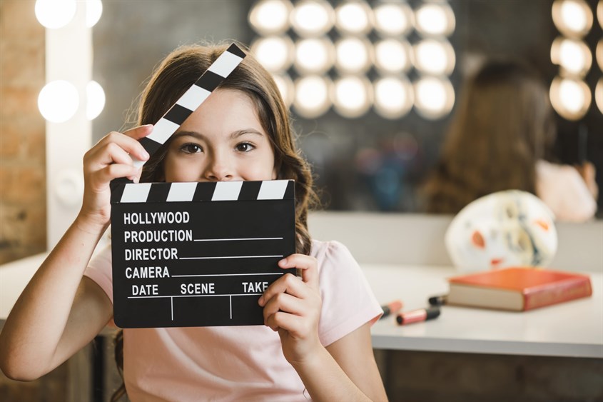 Tự tạo ra một bộ phim “made by me” luôn mang đến sự hào hứng đối với trẻ. Nguồn: Freepik.