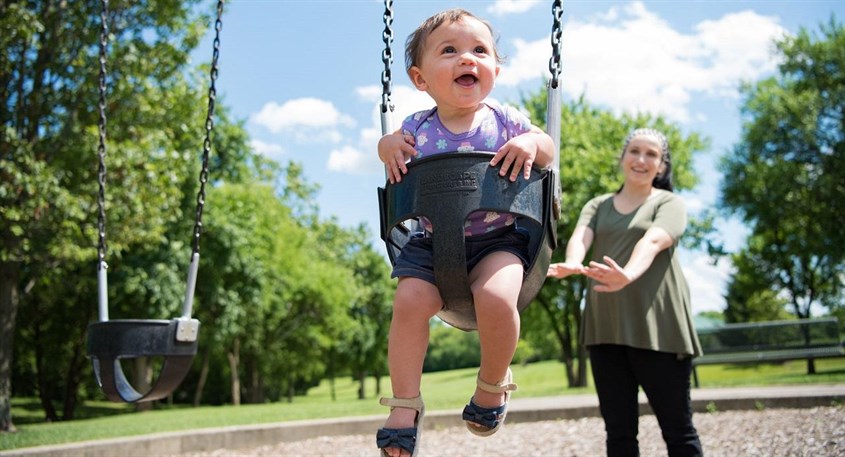 Bé vui chơi ngoài trời cũng không thể thiếu các biện pháp an toàn