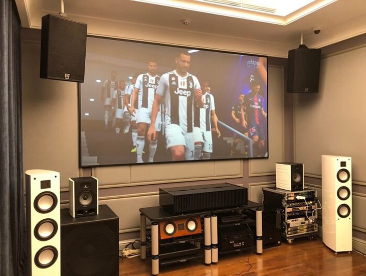 Nên chọn không gian có diện tích phù hợp và đặt loa xa đúng chuẩn người nghe Nên chọn không gian có diện tích phù hợp và đặt loa xa đúng chuẩn người nghe