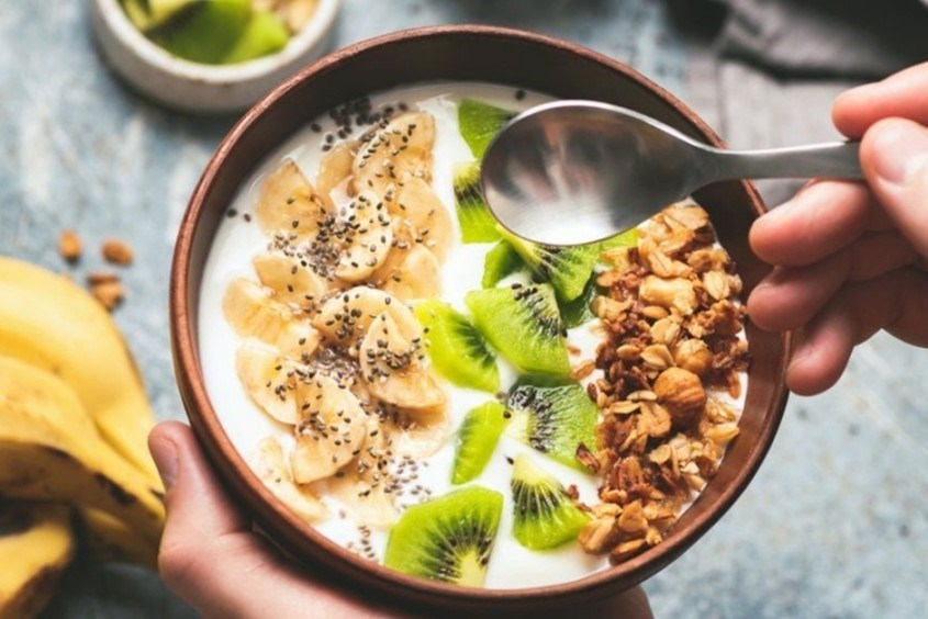 Hướng dẫn mẹ bỉm cách ăn yến mạch giảm cân với sữa chua không đường
