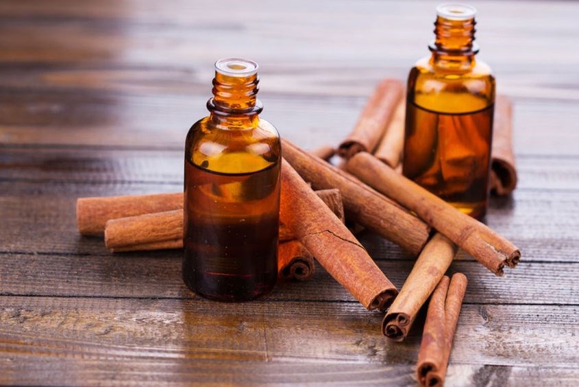 Mách mẹ cách làm tinh dầu quế siêu dễ