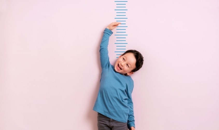 Các bé trai 10 tuổi có cân nặng và chiều cao trung bình khoảng 31.2 kg và 137.8 cm