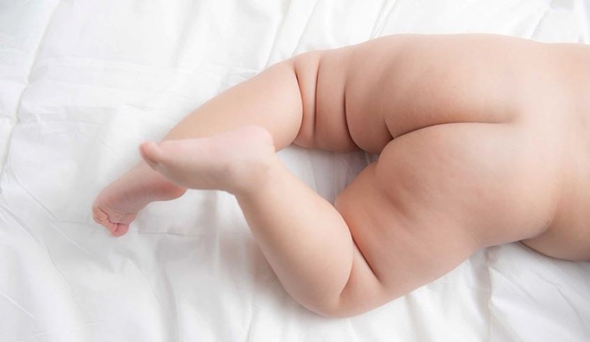 Hạn chế đóng bỉm, để mông bé được khô thoáng