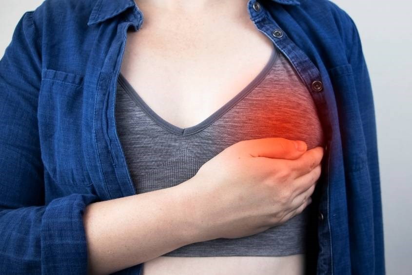 Tắc tia sữa, áp xe vú là loại bệnh hậu sản sau sinh thường gặp (Ảnh: Canva)