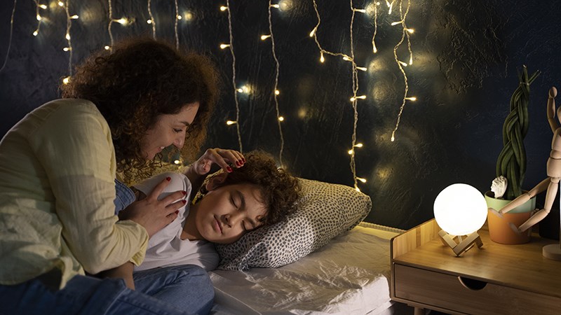 Hãy dành thời gian thực hiện và duy trì các thói quen trước khi đi ngủ cùng với trẻ.