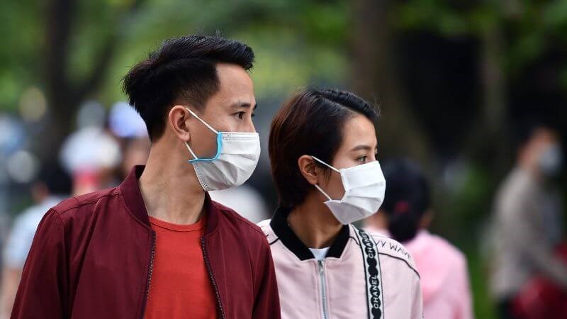Đeo khẩu trang khi ra ngoài có thể phòng ngừa các bệnh lý gây ho có đờm