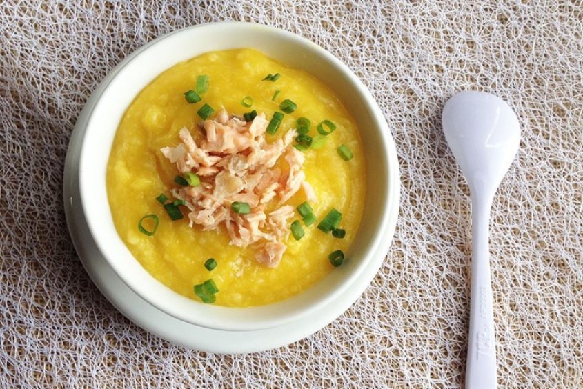 Hoàn thành món cháo cua khoai tây cho bé