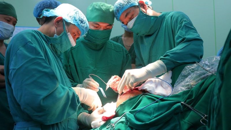 Phẫu thuật não có thể giúp loại bỏ nguyên nhân gây hôn mê
