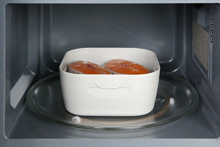 Hộp đựng cơm nhựa 2 tầng 1080 ml Delites 1371 được làm từ chất liệu nhựa PP không chứa BPA, sử dụng an toàn trong lò vi sóng