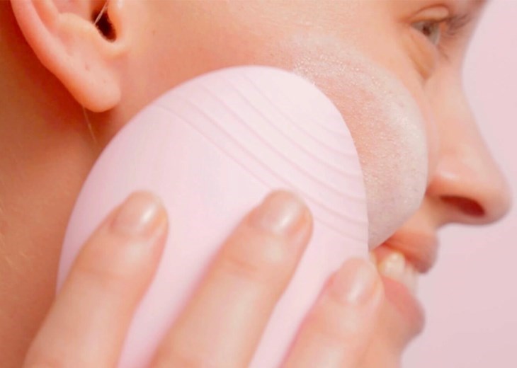 Máy rửa mặt và massage Halio Baby Pink tích hợp cả hai tính năng làm sạch và massage da mặt Máy rửa mặt và massage Halio Baby Pink tích hợp cả hai tính năng làm sạch và massage da mặt