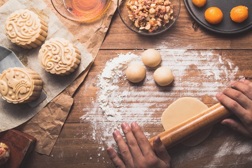 Cách làm phần vỏ bánh trung thu thập cẩm