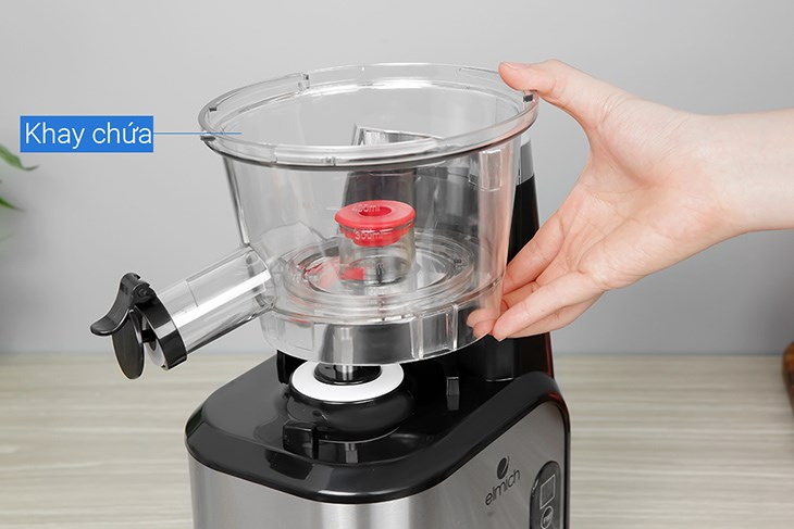 Lắp khay chứa của máy ép chậm Elmich JEE-3898 đúng khớp với phần thân để máy hoạt động hiệu quả