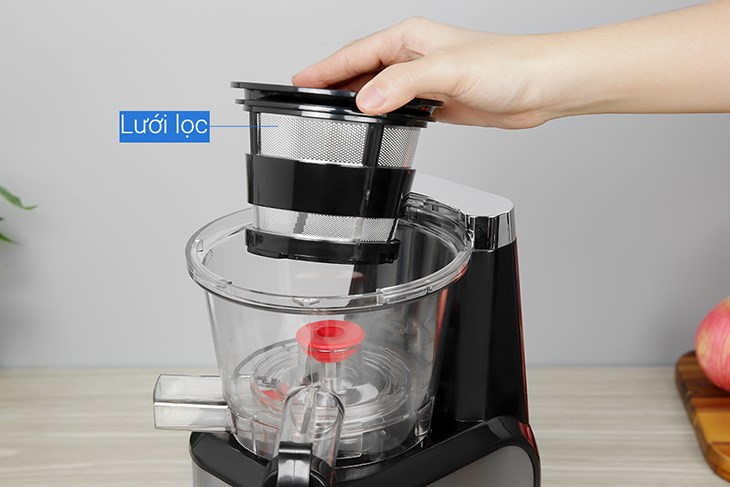 Đặt lưới lọc vào khay chứa của máy ép chậm Elmich JEE-3898 