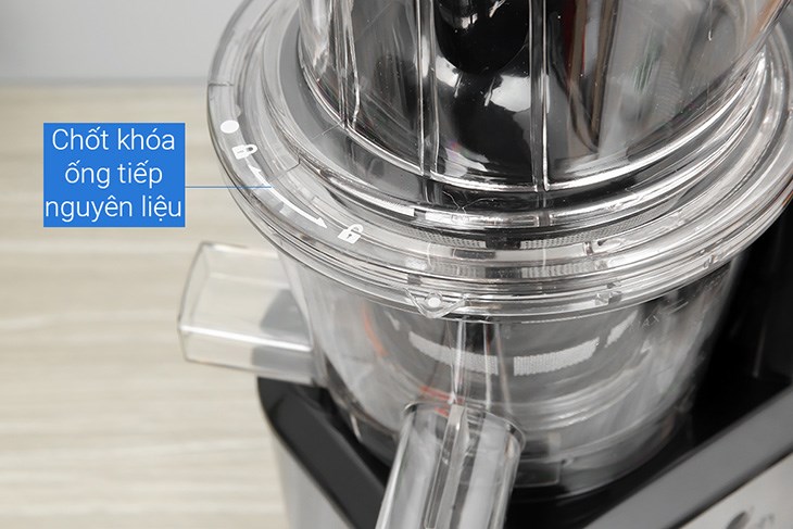 Lắp ống tiếp nguyên liệu của máy ép chậm Elmich JEE-3898 trùm lên các bộ phận vừa lắp và xoay theo hướng ổ khóa đóng để cố định