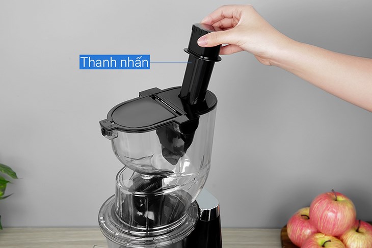 Đặt thanh ấn của máy ép chậm Elmich JEE-3898 vào cửa cho nguyên liệu