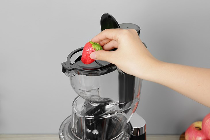 Máy ép chậm Elmich JEE-3898 có thể ép dâu, táo, cam cùng nhiều nguyên liệu khác dễ dàng