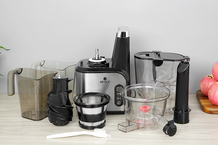 Nên vệ sinh từng bộ phận của máy ép chậm Elmich JEE-3898 kỹ để loại bỏ cặn bẩn