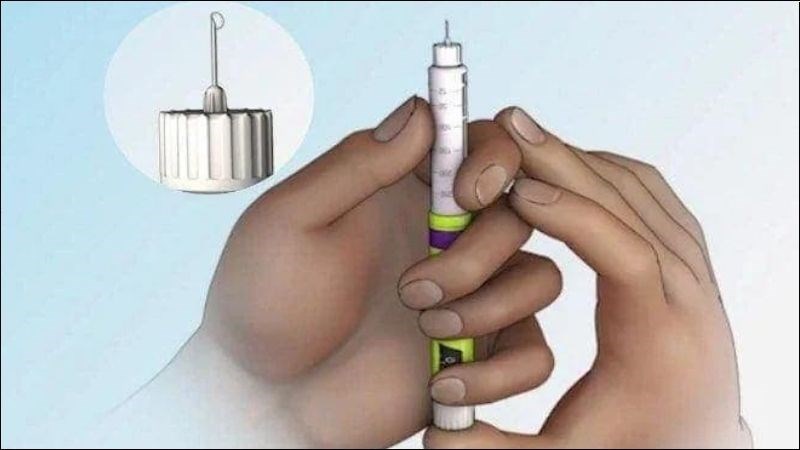 Đuổi bọt khí trong bút khi có giọt insulin ở đầu kim