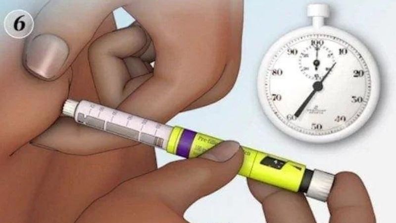 Bạn phải tiêm kim của bút insulin vuông góc vào bề mặt da