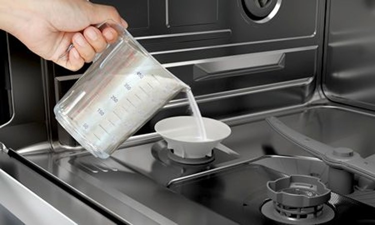 Muối rửa chén  là chất tẩy rửa chuyên dùng và cực kỳ cần thiết cho máy rửa bát