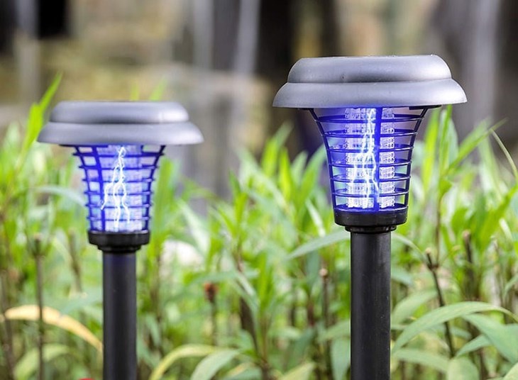 Đặt đèn bắt muỗi ở gần cây cỏ giúp thu hút muỗi hiệu quả