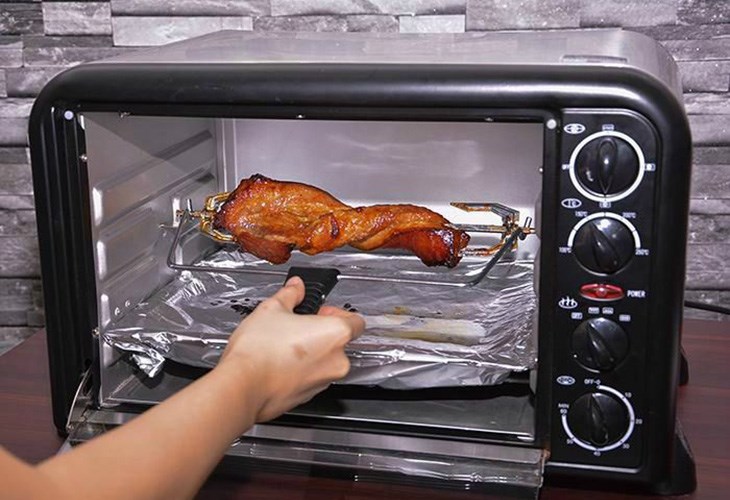 Khi đã cài đặt xong mức nhiệt phù hợp, bạn chỉ cần cho món ăn vào lò nướng Hafele để tiến hành làm chín