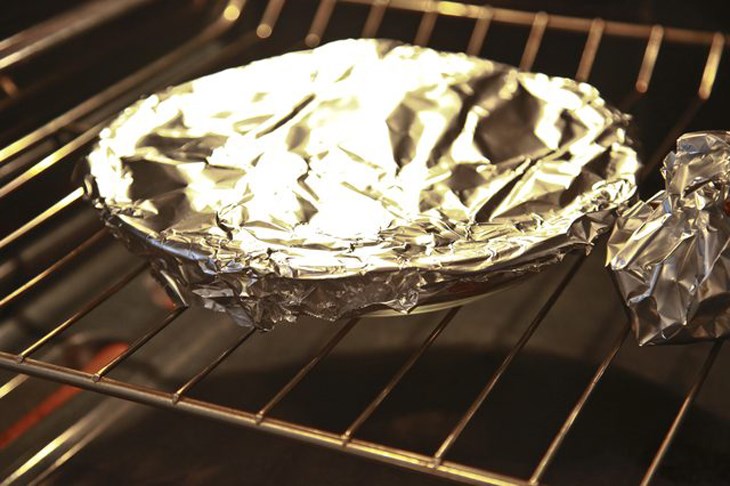 Khi nướng các thực phẩm tươi sống trong lò nướng Hafele thì cần sử dụng giấy bạc bọc bên ngoài, tránh tình trạng lò bị ám mùi