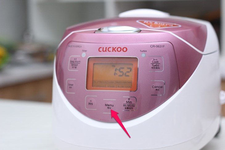 Nồi cơm điện tử Cuckoo 1 lít CR- 0631F được trang bị nhiều nút chức năng, giúp cho việc sử dụng thêm tiện lợi