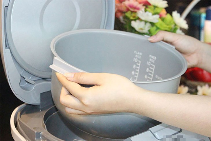 Đặt nồi vào bên trong và kết nối nguồn điện để bắt đầu tiến trình nấu cơm