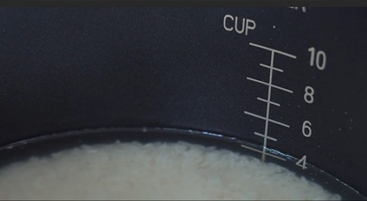 Bạn nên cho lượng gạo và nước vừa đủ với khẩu phần ăn và không vượt quá dung tích nồi