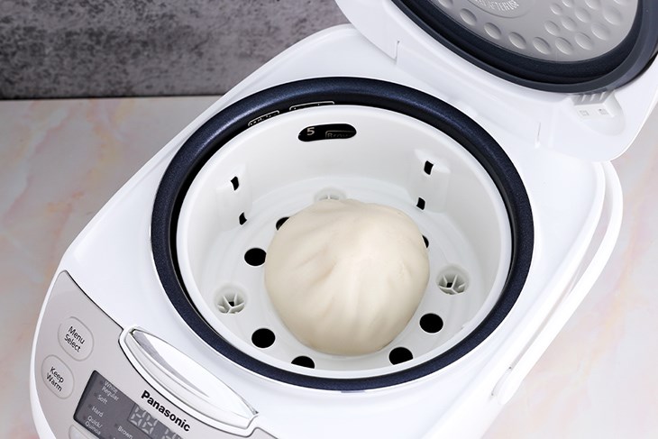 Người dùng cần để nồi cơm điện tử Panasonic 1 lít SR-CP108NRA ngay ngắn bên trong trước khi cắm điện