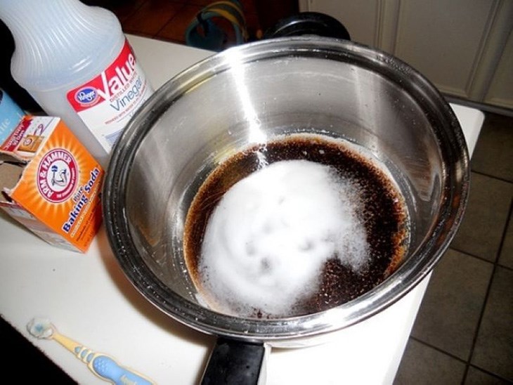 Bột baking soda thường được các bà nội trợ sử dụng để tẩy sáng các vật dụng trong gia đình