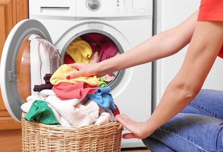 Mở của máy giặt, cho quần áo vào và bấm bắt đầu chương trình giặt