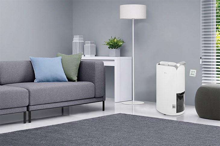 Kết nối máy hút ẩm LG Dual Inverter 16L MD16GQSE0.ABAE với nguồn điện, đảm bảo sử dụng đúng thông số cho phép
