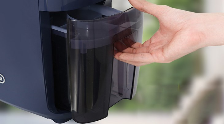 Khi bình chứa máy hút ẩm Delonghi DEX216F đầy, thực hiện đổ bỏ nước thải 