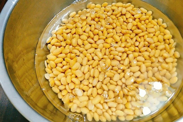 Rửa sạch nguyên liệu trước khi cho vào xay