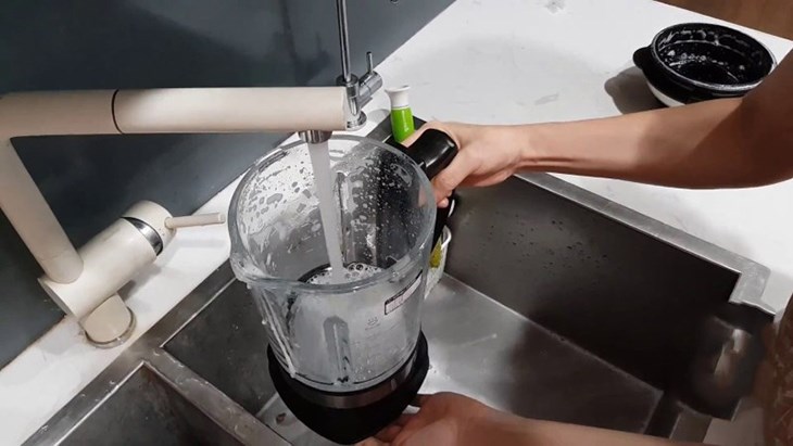 Vệ sinh thủ công máy làm sữa hạt Tefal thường xuyên giúp tiết kiệm điện năng, đảm bảo tính sạch sẽ, an toàn