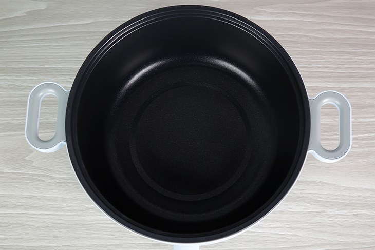 Lòng nồi lẩu điện Sunhouse SHD4528 3.5 lít được phủ lớp chống dính, bạn nên lau sạch khi sử dụng lần đầu