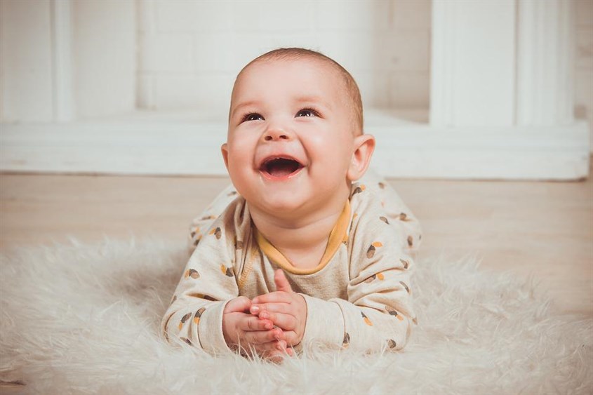 Hình em bé cười hay nhất: Nếu bạn đang tìm kiếm những hình ảnh em bé cười hay nhất trên mạng, đây là nơi tốt nhất để dừng chân. Dù là đang vui đùa, khi được hôn lên má hay cười khi chúc mừng sinh nhật, những khoảnh khắc đáng yêu và dễ thương của các bé sẽ làm bạn không thể nhịn được cười. Nhấp vào hình ảnh để cảm nhận sự ngọt ngào của tuổi thơ.