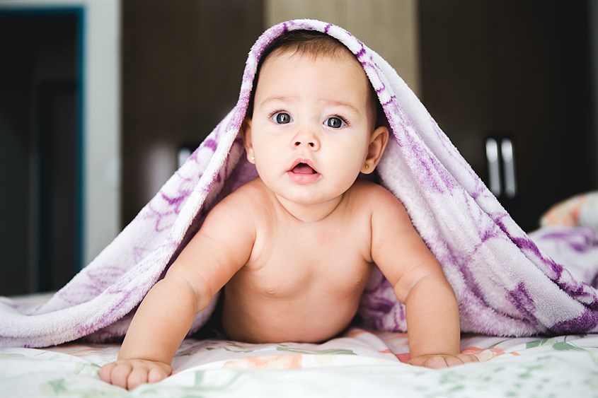 Tummy time là bài tập quan trọng cho bé. Nguồn: Unsplash, tác giả: Jonathan Borba Tummy time là bài tập quan trọng cho bé. Nguồn: Unsplash, tác giả: Jonathan Borba